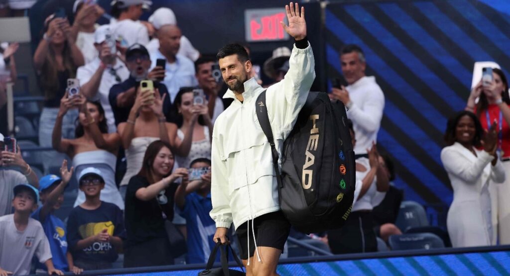 Novak Djokovic veut imiter Connors : « Il a remporté cinq fois le titre, il a enflammé le public comme aucun autre joueur ne l’a jamais fait. Le simple fait d’être mentionné dans la même conversation que Jimmy est un immense honneur pour moi » Novak Djokovic veut imiter Connors : « Il a remporté cinq fois le titre, il a enflammé le public comme aucun autre joueur ne l’a jamais fait. Le simple fait d’être mentionné dans la même conversation que Jimmy est un immense honneur pour moi »