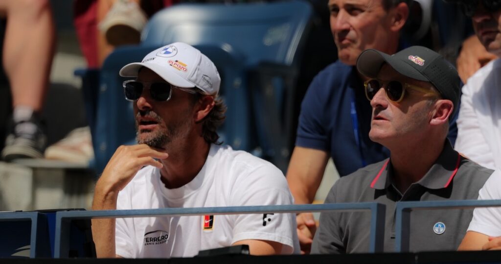 Ferrero très prudent avant la demi-finale entre Alcaraz et Djokovic : « Je n’oserais pas dire que Carlos est le favori. Nous avons vraiment hâte de l’affronter mais Novak donnera tout, ce sera extrêmement difficile » Ferrero très prudent avant la demi-finale entre Alcaraz et Djokovic : « Je n’oserais pas dire que Carlos est le favori. Nous avons vraiment hâte de l’affronter mais Novak donnera tout, ce sera extrêmement difficile »