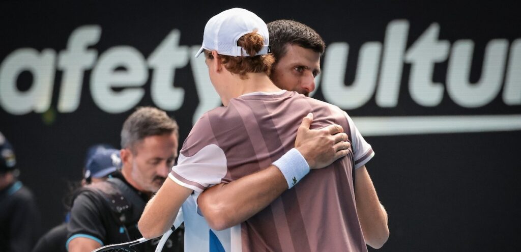 « Est-ce que Djokovic va être capable de tenir l’intensité proposée par Sinner sur cinq sets ? Normalement, non. Mais avec lui, on ne sait jamais. Pour moi, ce serait un exploit monumental », estime Julien Varlet « Est-ce que Djokovic va être capable de tenir l’intensité proposée par Sinner sur cinq sets ? Normalement, non. Mais avec lui, on ne sait jamais. Pour moi, ce serait un exploit monumental », estime Julien Varlet