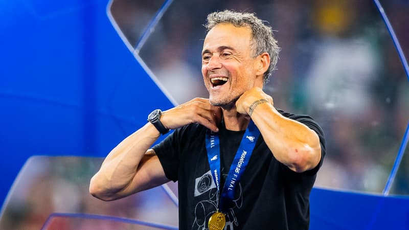 PSG: le t-shirt porté par Luis Enrique en hommage à sa fille Xana est disponible à la vente (et pour la bonne cause) PSG: le t-shirt porté par Luis Enrique en hommage à sa fille Xana est disponible à la vente (et pour la bonne cause)
