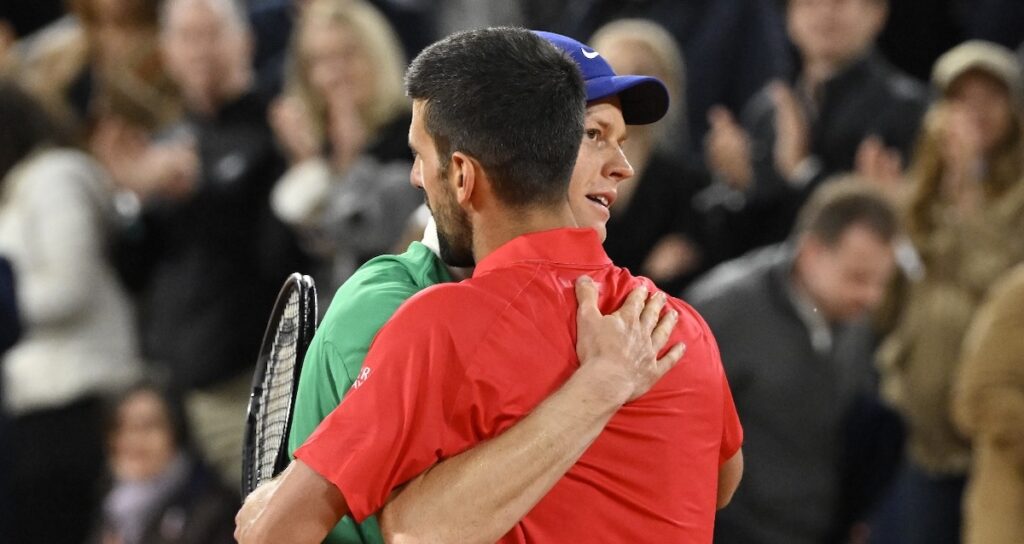 Sinner lève le voile sur la personnalité de Djokovic : « Les gens ne le voient pas vraiment. Je pense que les gens extérieurs ou ceux qui ne le connaissent pas ont une image différente de lui. Ce n’est pas comme ça » Sinner lève le voile sur la personnalité de Djokovic : « Les gens ne le voient pas vraiment. Je pense que les gens extérieurs ou ceux qui ne le connaissent pas ont une image différente de lui. Ce n’est pas comme ça »