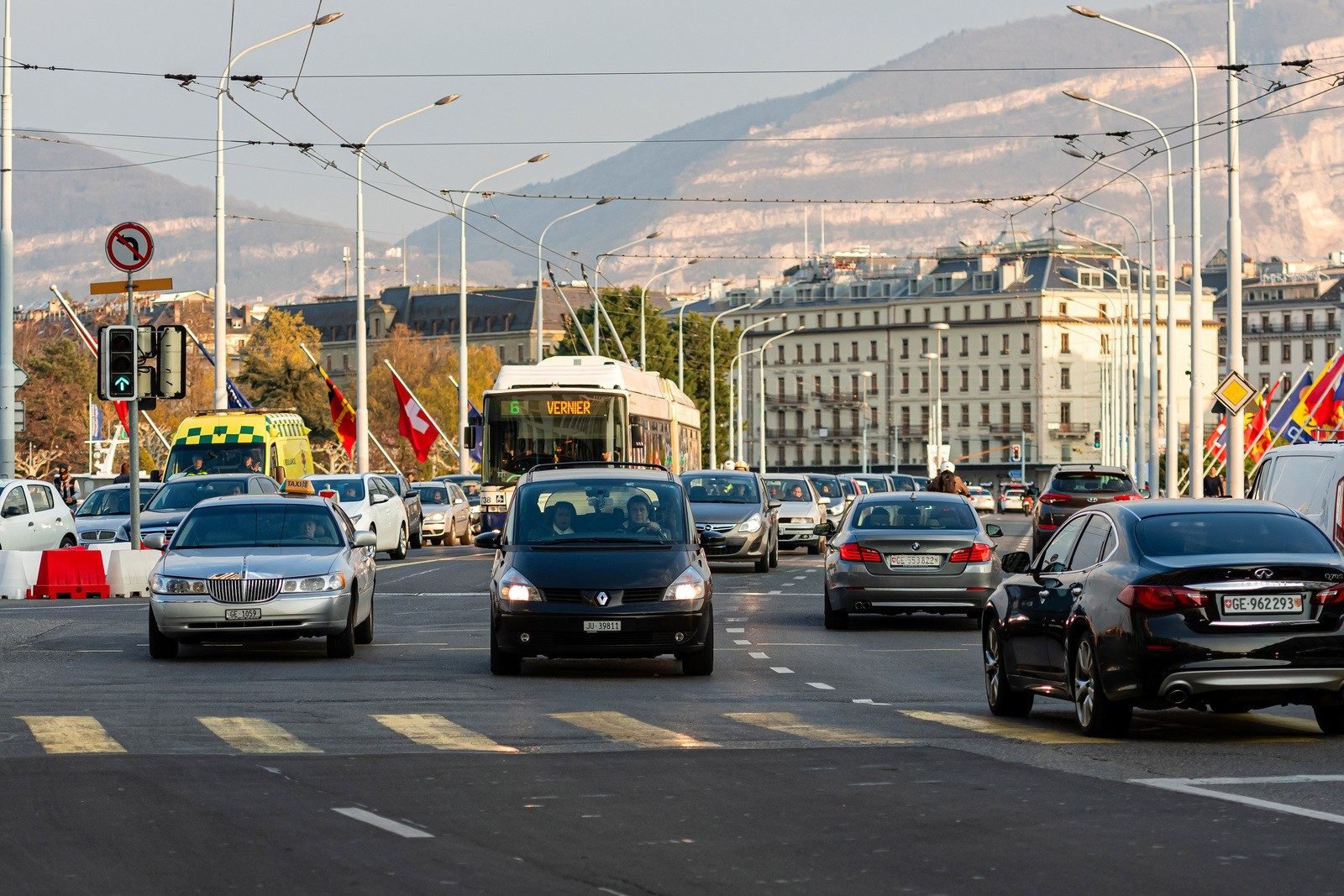 Quasiment 100 000 € d'amende pour un Français ayant roulé à 77 km/h : la particularité de la loi suisse Quasiment 100 000 € d'amende pour un Français ayant roulé à 77 km/h : la particularité de la loi suisse