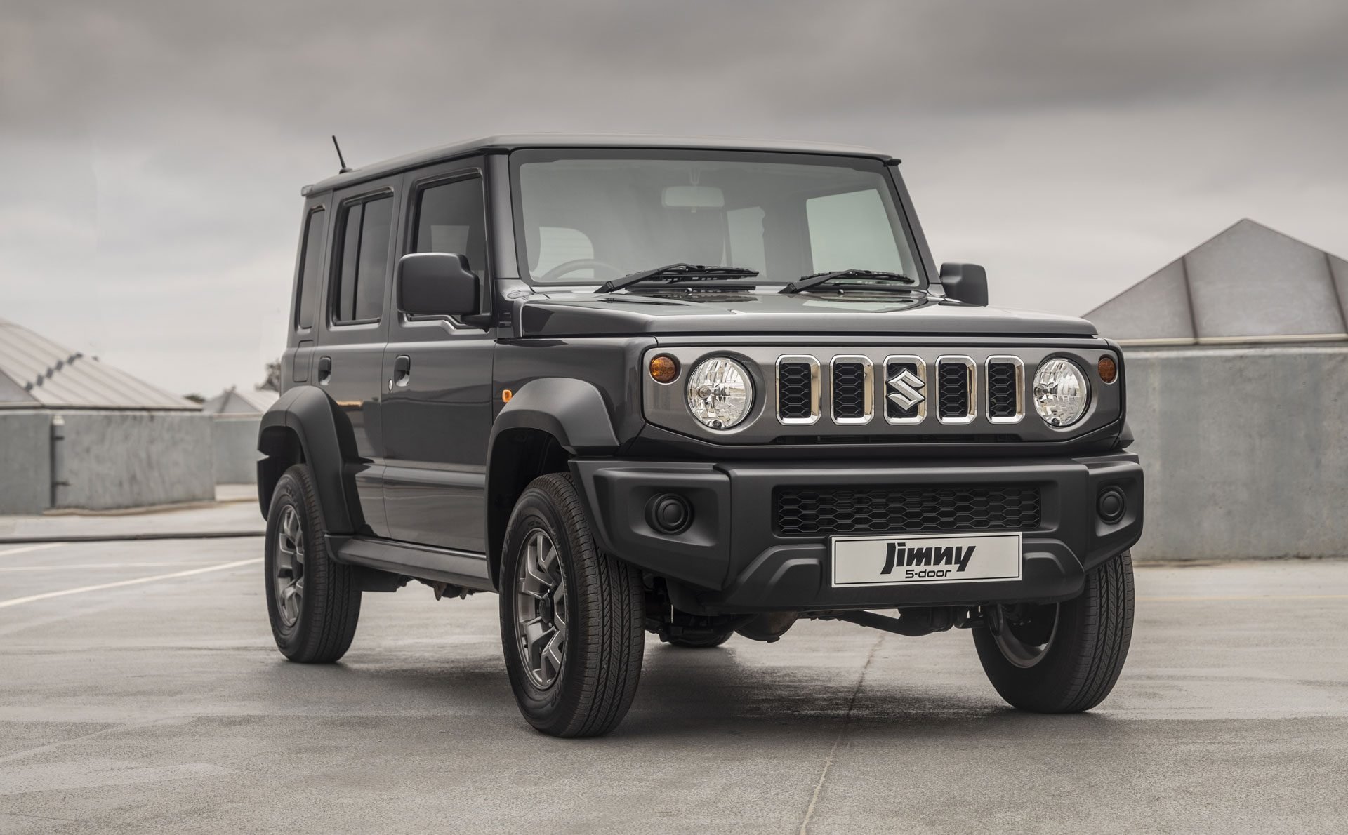 La version 5 portes du Suzuki Jimmy arrive dans un pays voisin de la France par la petite porte La version 5 portes du Suzuki Jimmy arrive dans un pays voisin de la France par la petite porte