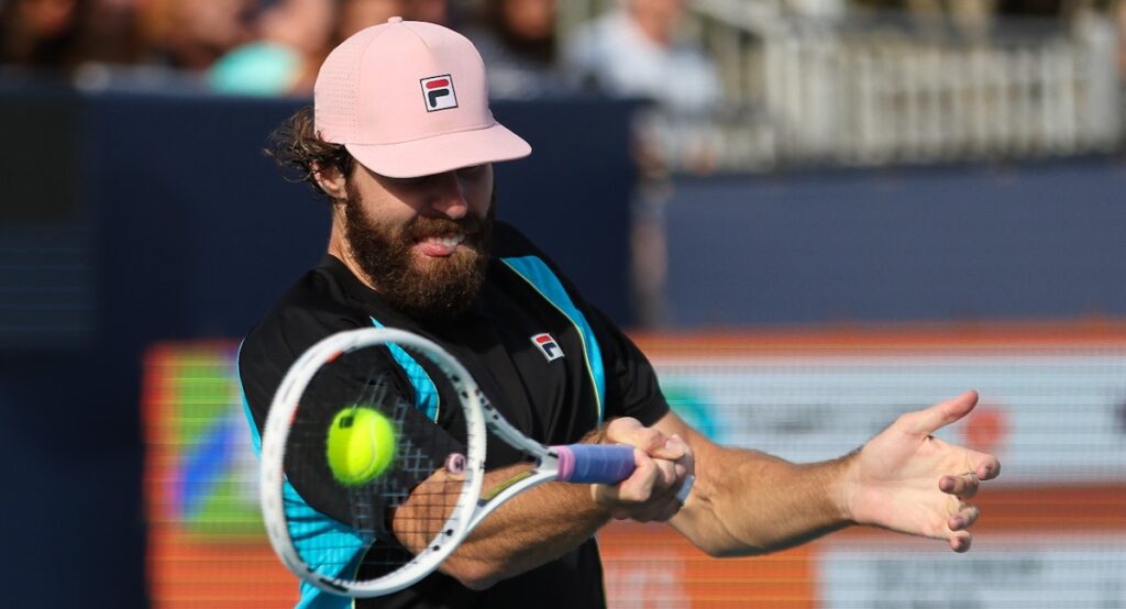 Reilly Opelka, après sa défaite contre Casper Ruud : « C’est tout simplement bizarre. C’est un peu comme une surface en papier de verre avec une balle qui gonfle vraiment » Reilly Opelka, après sa défaite contre Casper Ruud : « C’est tout simplement bizarre. C’est un peu comme une surface en papier de verre avec une balle qui gonfle vraiment »