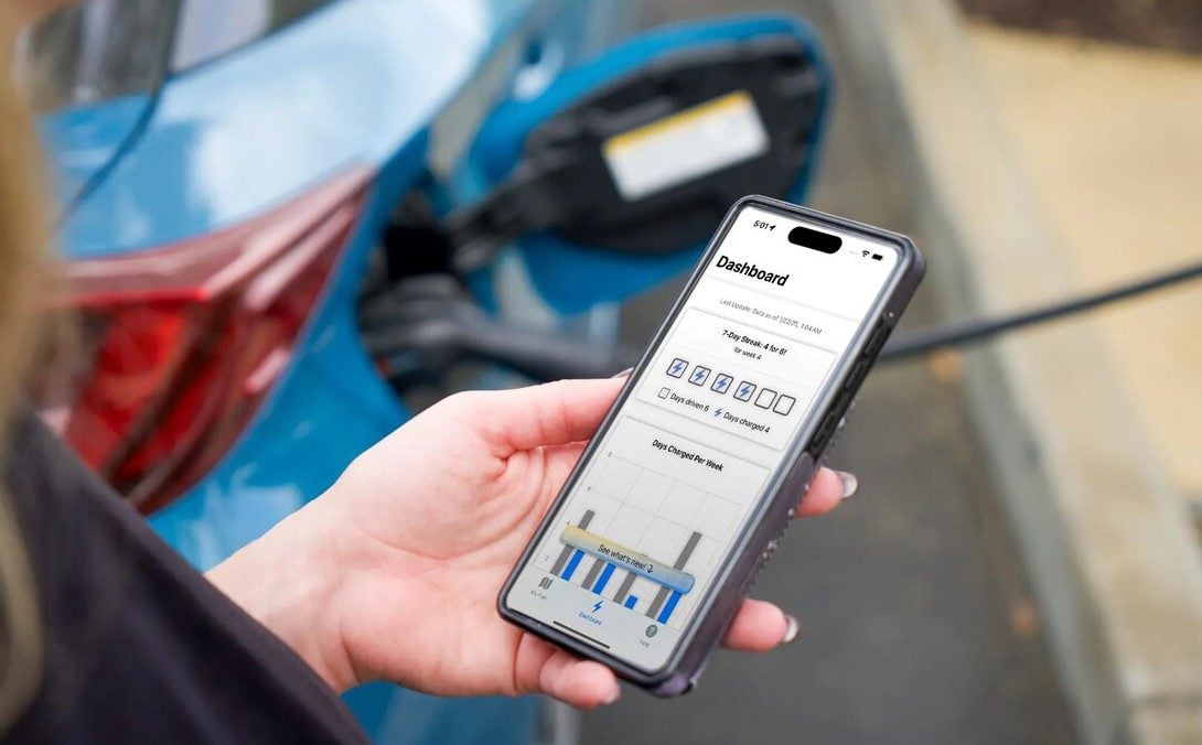 Toyota en a assez que les gens ne rechargent pas leurs voitures hybrides rechargeables. L'entreprise a donc inventé une application pour les inciter à le faire. Et ça marche Toyota en a assez que les gens ne rechargent pas leurs voitures hybrides rechargeables. L'entreprise a donc inventé une application pour les inciter à le faire. Et ça marche