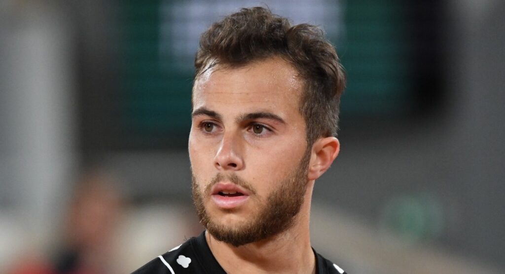 Hugo Gaston : « Honnêtement, je ne regarde pas du tout le tennis. S’il y a un Alcaraz-Sinner, finale de Roland, et qu’il y a Paris-Arsenal en même temps, je vais regarder le football » Hugo Gaston : « Honnêtement, je ne regarde pas du tout le tennis. S’il y a un Alcaraz-Sinner, finale de Roland, et qu’il y a Paris-Arsenal en même temps, je vais regarder le football »