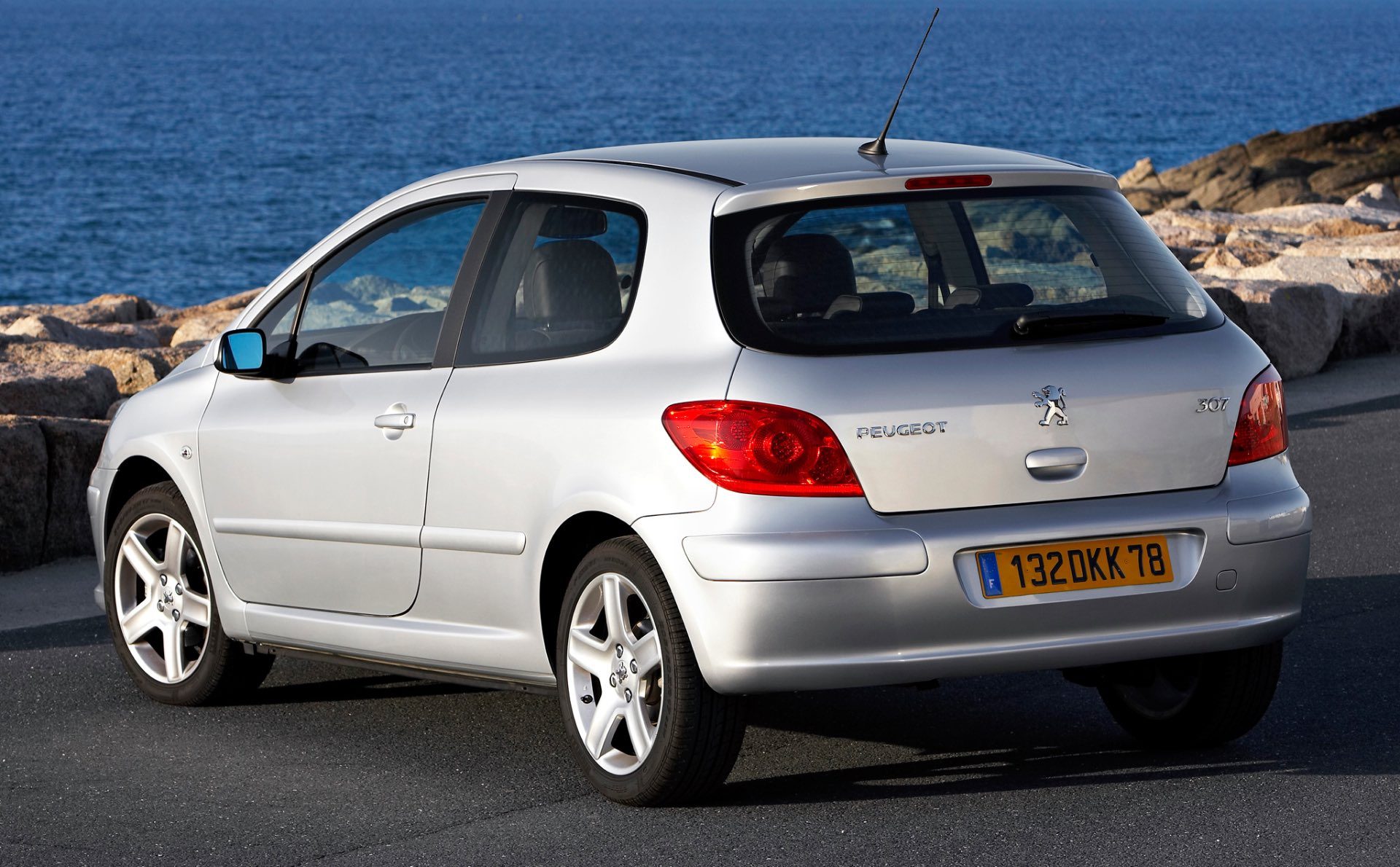 Nouvelle star du tennis, il garde les pieds sur terre… et sa Peugeot 307 (quand d'autres sautent sur une Porsche 911)