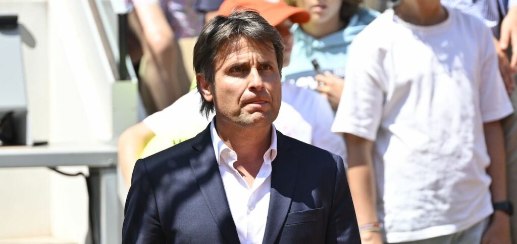 Fabrice Santoro : « Il ne faut pas s’étonner de la corruption dans le tennis quand un joueur classé 200e mondial, qui s’entraîne six heures par jour, dit qu’il est smicard » Fabrice Santoro : « Il ne faut pas s’étonner de la corruption dans le tennis quand un joueur classé 200e mondial, qui s’entraîne six heures par jour, dit qu’il est smicard »