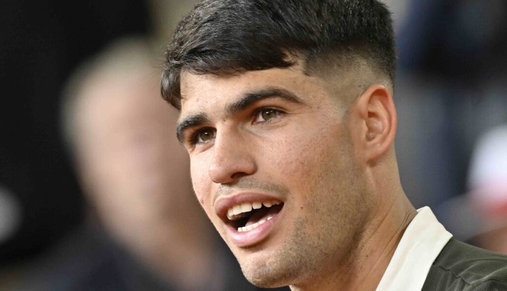 Carlos Alcaraz : « Tout le monde a vu mes cheveux et ma barbe. Il fallait que je fasse quelque chose » Carlos Alcaraz : « Tout le monde a vu mes cheveux et ma barbe. Il fallait que je fasse quelque chose »