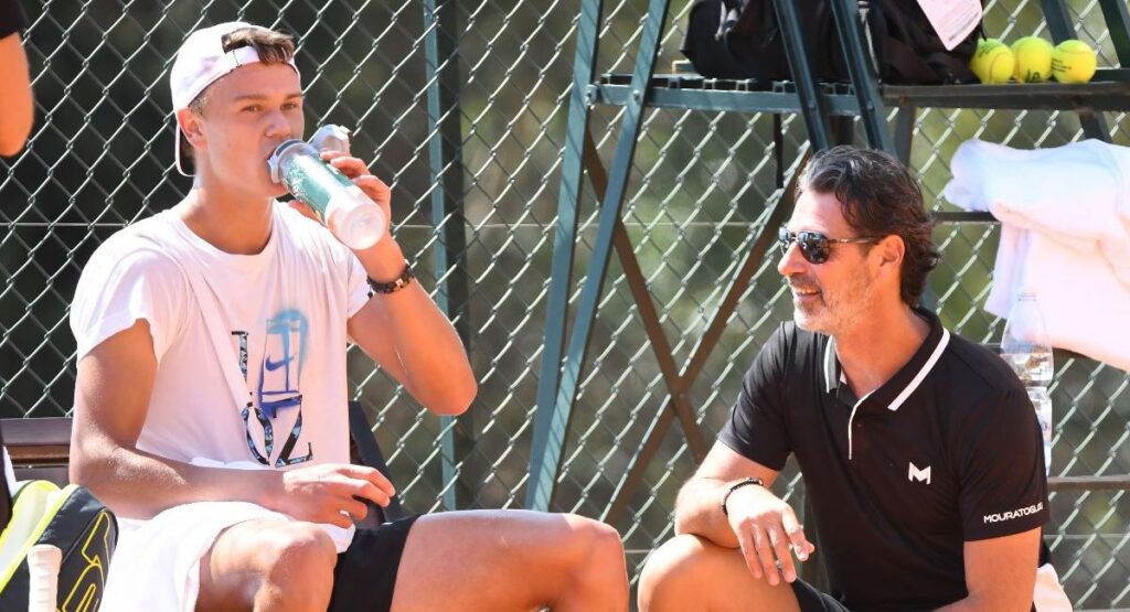 Patrick Mouratoglou sur Holger Rune, dominé par Quentin Halys : « Quand je travaillais avec lui, j’étais obligé d’intervenir plusieurs fois pendant les matchs pour l’empêcher de monter dans les tours, sinon on risquait de ne plus le retrouver » Patrick Mouratoglou sur Holger Rune, dominé par Quentin Halys : « Quand je travaillais avec lui, j’étais obligé d’intervenir plusieurs fois pendant les matchs pour l’empêcher de monter dans les tours, sinon on risquait de ne plus le retrouver »