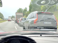 Utiliser une sirène en Ferrari pour doubler dans les bouchons, est-ce bien raisonnable ?