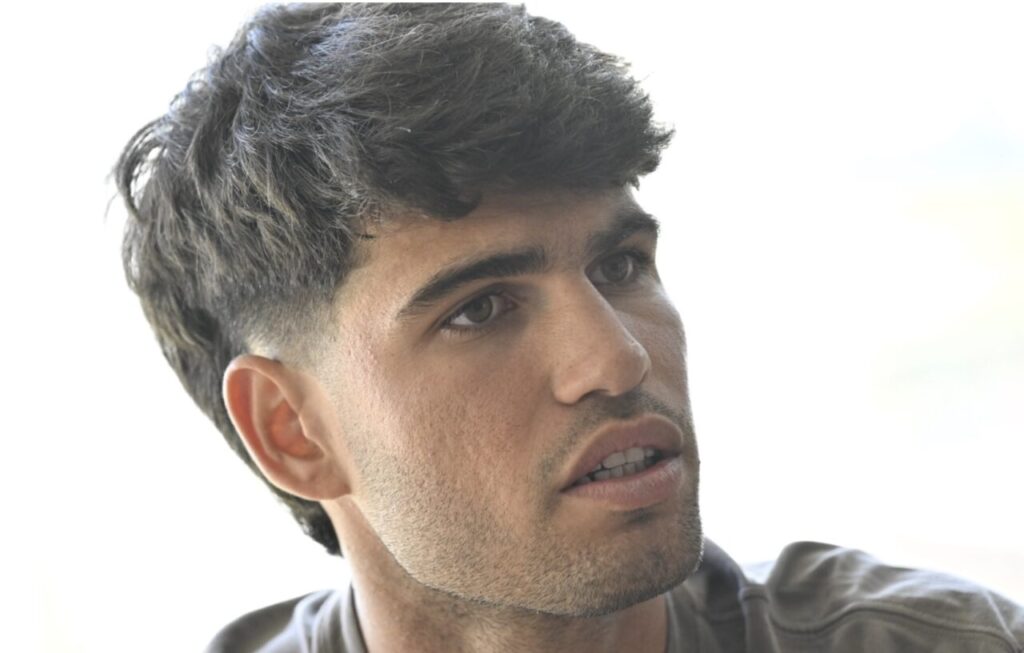 Carlos Alcaraz veut que l’ATP sévisse : « Avoir des caméras si près, alors que nous pouvons voir ce que nous voyons sur nos téléphones, me semble excessif. Nous n’avons déjà pas beaucoup d’intimité lors des tournois, et je trouve que c’est trop »