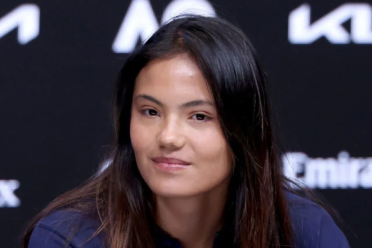 « Je me sentais comme une petite fille » : Raducanu émue par son idole Simona Halep à Cluj-Napoca