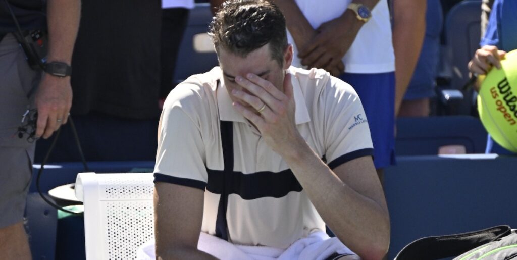 Sergiy Stakhovsky, ancien joueur Ukrainien, tacle sévèrement Isner : « Après avoir passé une semaine ici, vous pourrez me dire vous-même si vous pensez que les athlètes méritent de récupérer leur drapeau ou non »