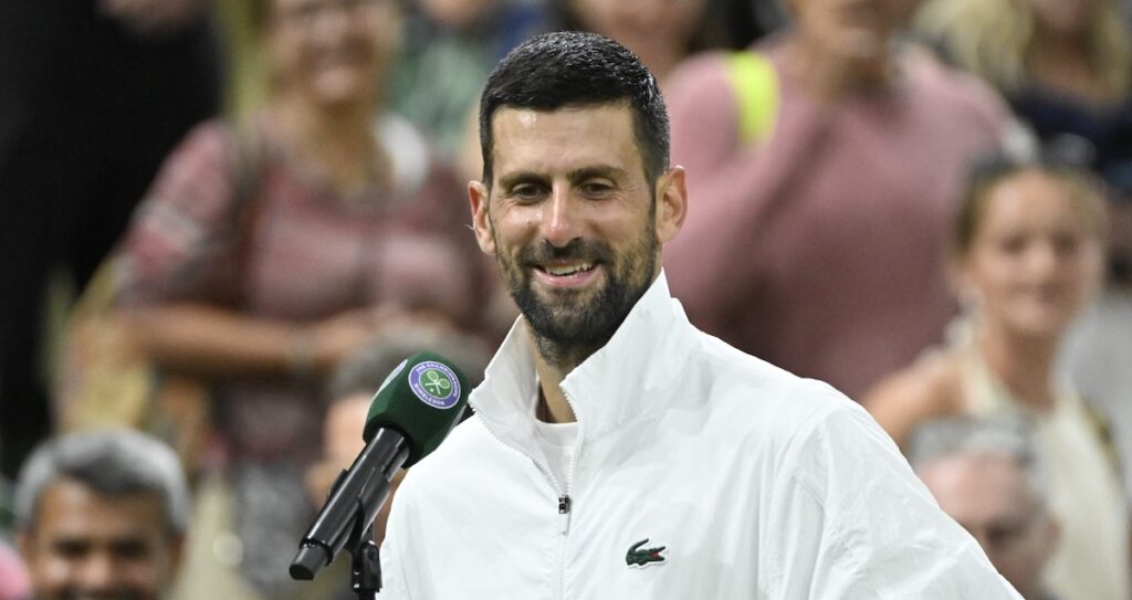 Djokovic mort de rire face à un imitateur de Federer et Nadal !