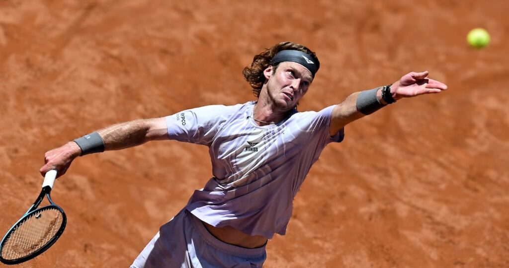 Rublev fier de lui après sa victoire : « Aujourd’hui, il faisait très froid, le ciel était couvert et les balles étaient lourdes…c’était un tout autre type de tennis »
