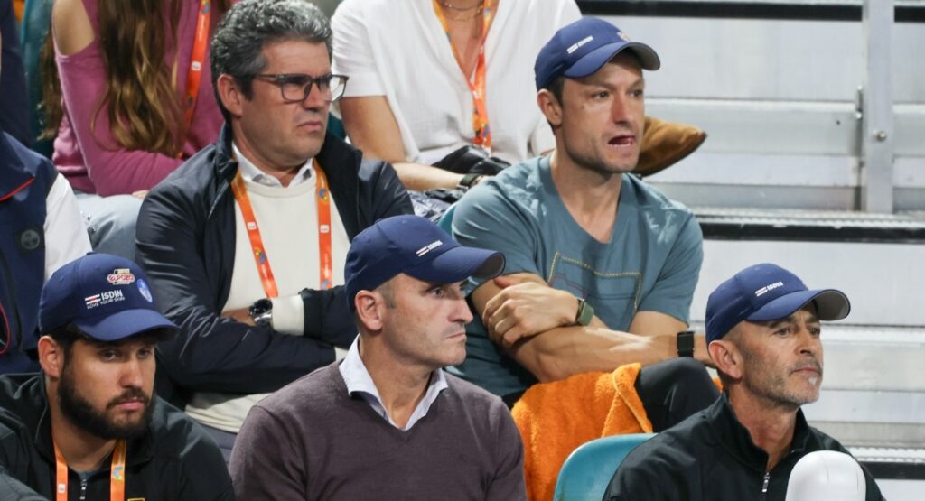 « Le clan Alcaraz sait très bien que jouer Roland-Garros pour ne pas le gagner, ça ne sert à rien, donc le forfait est tout à fait envisageable », souligne Frédéric Verdier