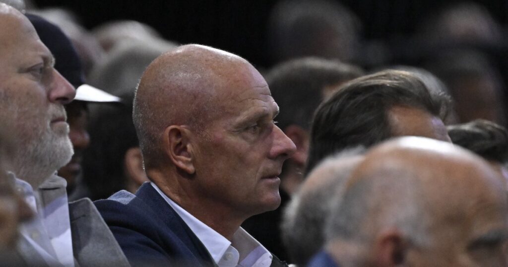 Guy Forget, au sujet de Djokovic : « Il doit se dire qu’il est capable, sur un match, de battre peut-être Carlos Alcaraz. Dans les faits, ce sera difficile, certes, mais dans son esprit de champion, avec son ego, je pense qu’il en est convaincu »