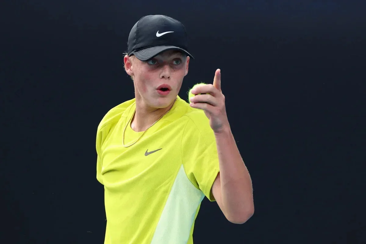 Sous les yeux de son père, le jeune Cruz Hewitt file au dernier tour des qualifications de l'ATP 500 de Washington