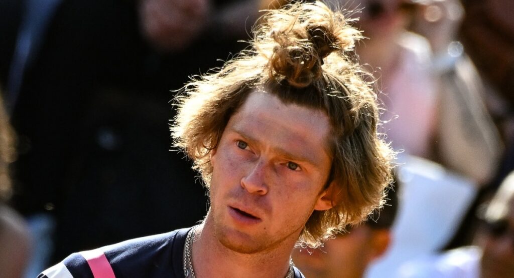 Rublev concernant son dernier duel face à Alcaraz : « J’ai pu rivaliser avec lui à armes égales en fond de court. J’ai senti que je pouvais gérer son rythme, sa puissance et son intensité. Et c’est la première fois que je ressens cela »