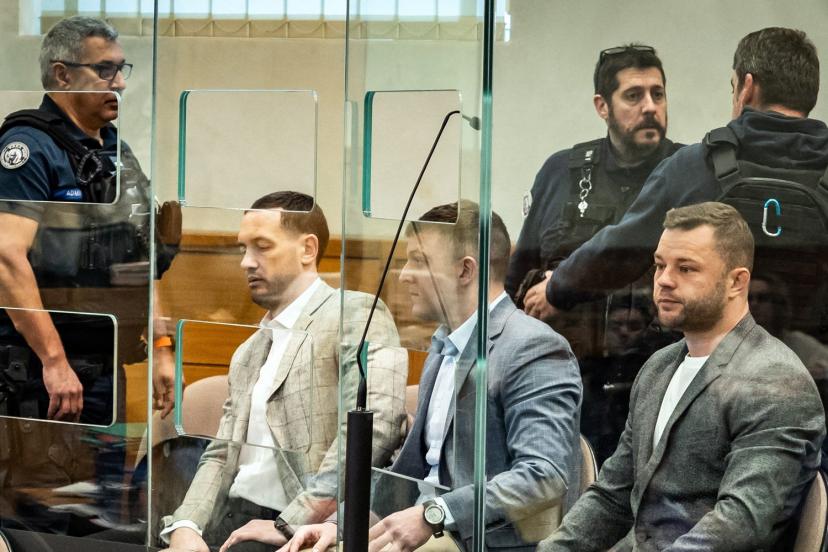 Le huis clos partiel, prononcé au premier jour du procès en appel des ex-joueurs de Grenoble condamnés pour viol en réunion, est contesté par la défense