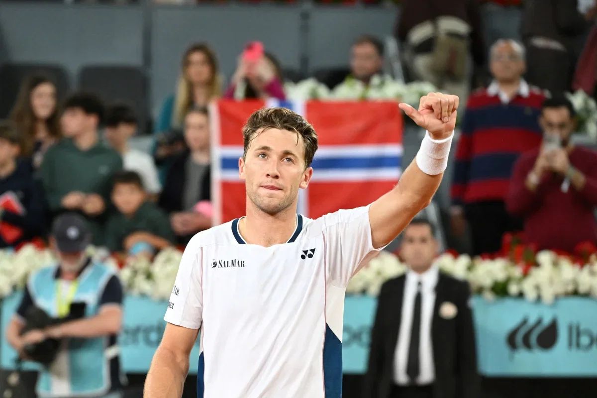 Irrespirable : Ruud sauve deux balles de match et fait craquer Tsitsipas à Madrid