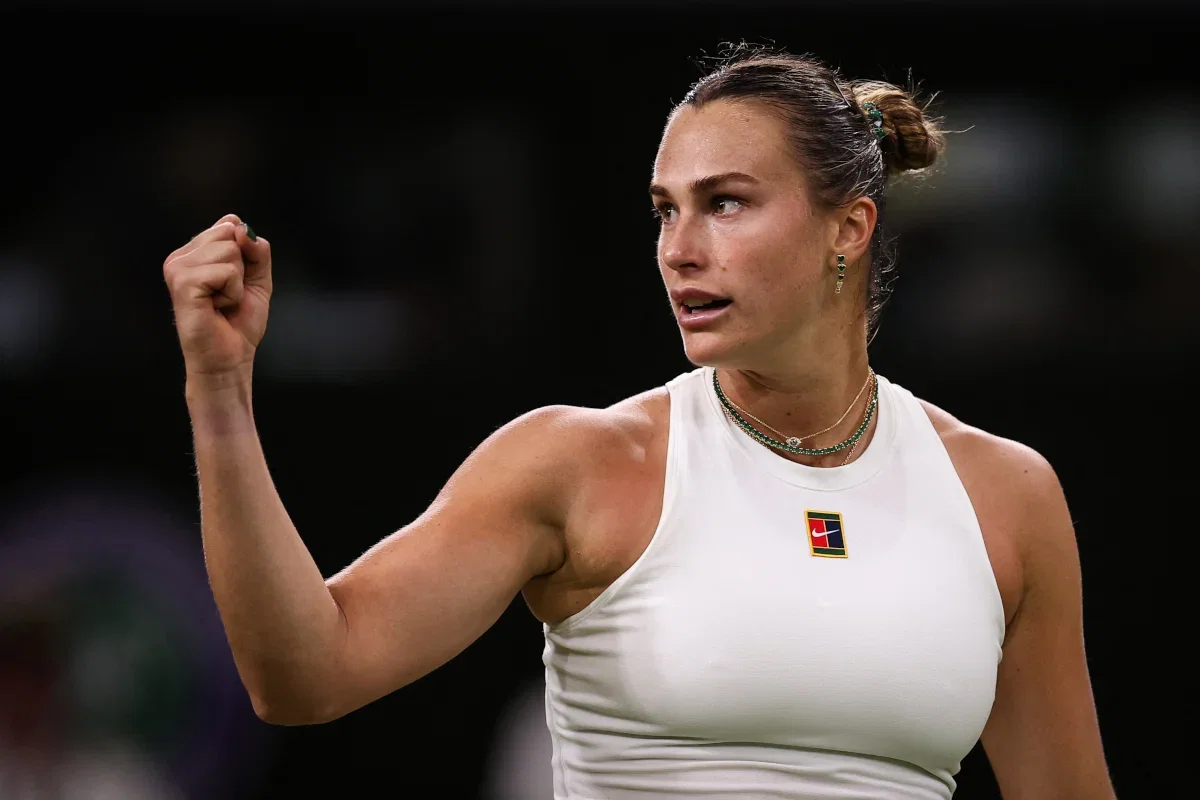 Sabalenka démarre en patronne à Wimbledon et calme les ambitions de Kostovic
