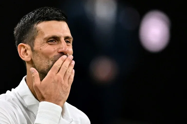 Une entrée à la Federer : la veste de Djokovic fait sensation à Wimbledon